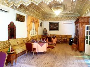 Restoran atau tempat lain untuk makan di Riad Jasmine Sud