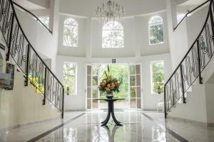 a hallway with a table with a vase of flowers at Hotel Campestre Santa Catalina in San Gil