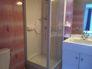 La salle de bains est pourvue d'une douche et d'un lavabo. dans l'établissement Hôtel de Londres, à Le Mont-Dore