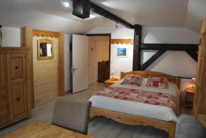 1 dormitorio con 1 cama grande y suelo de madera en Chalet l'Aiglon en Saint-Gervais-les-Bains