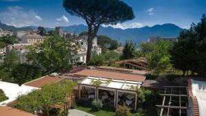 Blick auf eine Stadt mit einem Haus in der Unterkunft Casa Vacanze Vittoria in Ravello