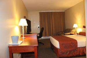 Postel nebo postele na pokoji v ubytování Knights Inn Lethbridge