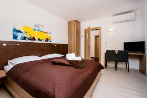 Posteľ alebo postele v izbe v ubytovaní Villa View a luxury villa in Makarska, heated private pool, jacuzzi, gym