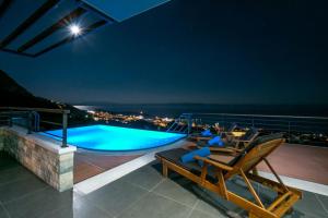 Bazén v ubytovaní Villa View a luxury villa in Makarska, heated private pool, jacuzzi, gym alebo v jeho blízkosti