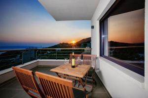 Balkón alebo terasa v ubytovaní Villa View a luxury villa in Makarska, heated private pool, jacuzzi, gym
