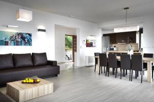 Posedenie v ubytovaní Villa View a luxury villa in Makarska, heated private pool, jacuzzi, gym