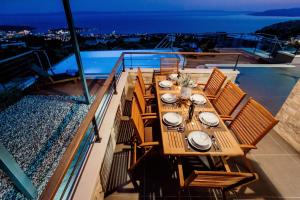 Balkón alebo terasa v ubytovaní Villa View a luxury villa in Makarska, heated private pool, jacuzzi, gym