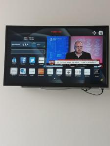 TV a/nebo společenská místnost v ubytování P L Sunorama Beach Garden 302