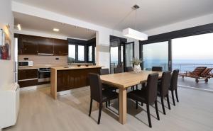 Kuchyňa alebo kuchynka v ubytovaní Villa View a luxury villa in Makarska, heated private pool, jacuzzi, gym