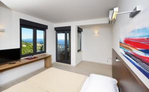 Posteľ alebo postele v izbe v ubytovaní Villa View a luxury villa in Makarska, heated private pool, jacuzzi, gym