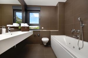 Kúpeľňa v ubytovaní Villa View a luxury villa in Makarska, heated private pool, jacuzzi, gym
