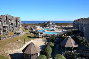 eine Luftansicht eines Resorts mit einem Wasserpark in der Unterkunft Barrier Island Station, a VRI resort in Duck