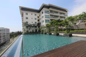 una piscina frente a un edificio en The Loft Imago Studio Suites, Kota Kinabalu, en Kota Kinabalu