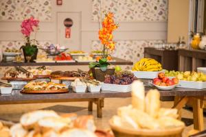 um buffet com muitos tipos diferentes de comida em uma mesa em Hotel Serra da Estrela em Campos do Jordão