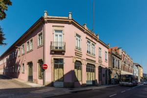un edificio rosa sul lato di una strada di Hello Porto Firehouse a Porto
