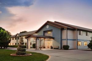 una casa con techo de gambrel en Travelodge by Wyndham Morrill, en Morrill