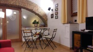 una cucina con tavolo e sedie in una stanza di L' Arcata a Montesanto a Napoli