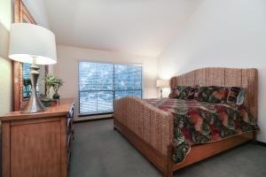 1 dormitorio con cama, lámpara y ventana en Resort Attractions, en Willis