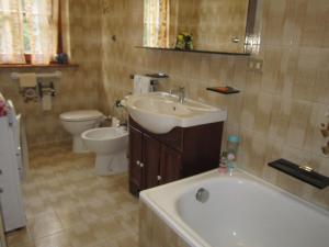 a bathroom with a sink and a tub and a toilet at Appartamento Panoramico in Montepulciano +15 photos