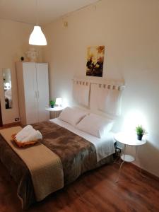 sypialnia z dużym łóżkiem i stołem w obiekcie Il Duomo Home w mieście Caltagirone