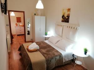 sypialnia z dużym łóżkiem i lustrem w obiekcie Il Duomo Home w mieście Caltagirone