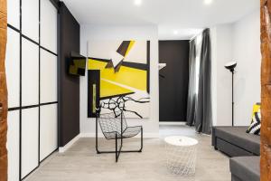 Kép BNBHolder Black & Yellow Design SOL szállásáról Madridban a galériában