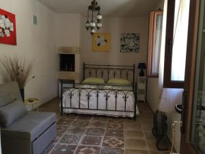 una camera con letto e divano di Agriturismo Salento D'Arare a Marina Serra