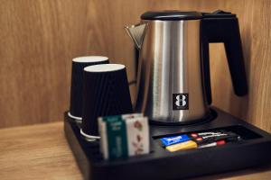Tetera y cafetera en Gr8 Hotel Bodegraven