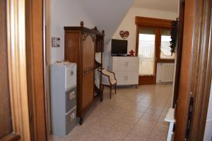 een keuken met een kleine koelkast in de kamer bij Villa Serena in Aosta