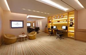 TV i/ili multimedijalni sistem u objektu Prudential Hotel