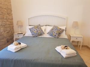 A bed or beds in a room at PIETRAVIVA