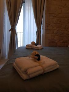 A bed or beds in a room at PIETRAVIVA