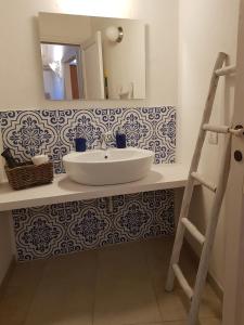 A bathroom at PIETRAVIVA