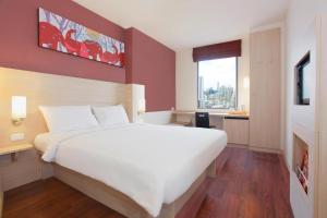 a hotel room with a bed and a desk at ibis Bangkok Siam - SHA Extra Plus in Bangkok