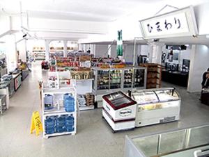 uma loja cheia de muitos itens em exposição em Himawari Hotel em Garapan