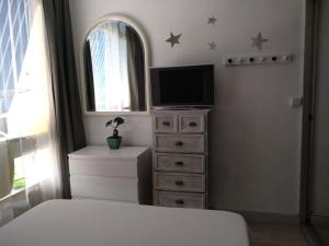Łóżko lub łóżka w pokoju w obiekcie Moderno apartamento Torremolinos centro