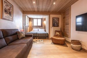 un salon avec un canapé et un lit dans l'établissement Chalet Yolo - Chalet Retreat in Central Chamonix Steam Room, à Chamonix-Mont-Blanc