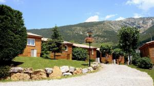 ein Haus mit Straßenbeleuchtung davor in der Unterkunft Camping Cadí Vacances & Spa in Gósol