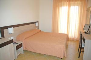 A bed or beds in a room at Affittacamere FloraMare Még 16 kép