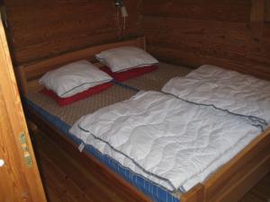 Tempat tidur dalam kamar di Ruka-Kitkan lomamajat