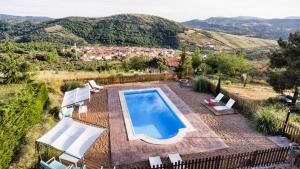 una piscina con vistas a la montaña en Cielo Abierto en Berzocana