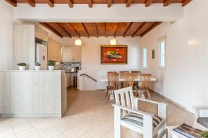 Dapur atau dapur kecil di Wild View Mykonos