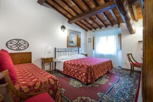 sypialnia z 2 łóżkami i oknem w obiekcie Hotel Collodi Firenze we Florencji