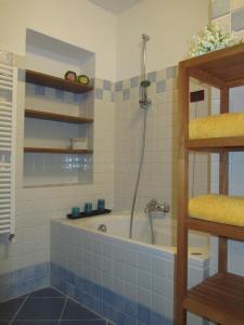 uma casa de banho com banheira e chuveiro em Casa Soldino em Laglio