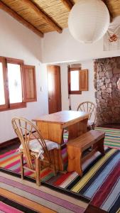 comedor con mesa de madera y sillas en ETERNO SOL Loft Andino en Humahuaca
