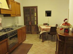 uma cozinha com uma mesa e uma cozinha com uma sala de jantar em Casa Soldino em Laglio