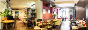 - un restaurant avec des tables et des chaises dans une salle dans l'établissement Hotel MAMAN, à Odessa