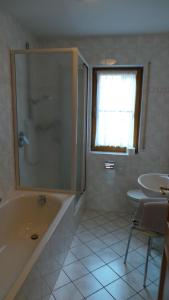 ein Badezimmer mit einer Dusche, einer Badewanne und einem Waschbecken in der Unterkunft Hotel garni zur Linde in Lauf