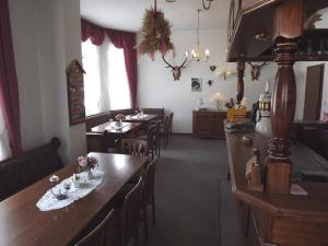 ein Restaurant mit Tischen und Stühlen in einem Zimmer in der Unterkunft Pension Bodetal in Elend