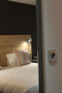 
Łóżko lub łóżka w pokoju w obiekcie Campanile Laval Nord
